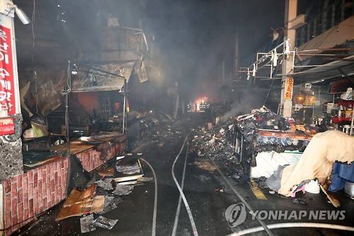대구 서문시장에 큰불  (대구=연합뉴스) 김준범 기자 = 30일 오전 2시 8분께 대구시 중구 서문시장에서 불이 나 소방당국이 진화하고 있다. 2016.11.30