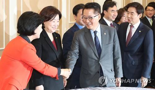 더불어민주당 추미애 대표(왼쪽), 국민의당 박지원 비상대책위원장 겸 원내대표(오른쪽 두번째), 정의당 심상정 상임대표