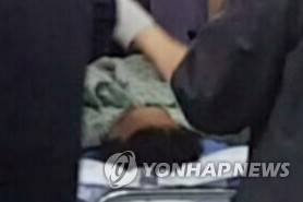 수술실로 옮겨지는 현기환 전 수석      (부산=연합뉴스) 30일 손목을 자해한 현기환 전 청와대 정무수석이 부산 부산진구 개금백병원 수술실로 옮겨지고 있다. 해운대 엘시티(LCT) 비리사건으로 사전 구속영장이 청구된 현 전 수석은 생명에 지장이 없는 것으로 알려졌다. 2016.11.30 [독자 제공=연합뉴스]      ccho@yna.co.kr