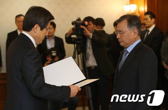 황교안 국무총리가 1일 오후 서울 종로구 정부서울청사에서 박영수 특별검사에게 '박근혜 정부의 최순실 등 민간인에 의한 국정농단 의혹 사건 규명을 위한 특별검사' 임명장을 수여하고 있다. 2016.12.1/뉴스1 © News1 유승관 기자
