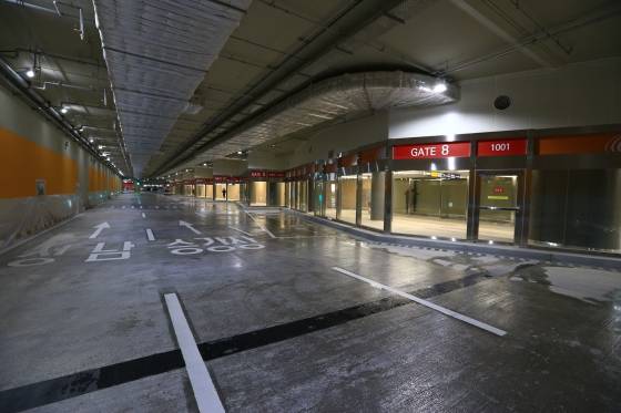 잠실광역환승센터 내부에 있는 버스주행로 전경. 승강장과 버스주행로가 스크린도어로 분리돼 있다. 운전기사가 버튼을 눌러야 스크린도어가 열리는 구조다./사진=서울시