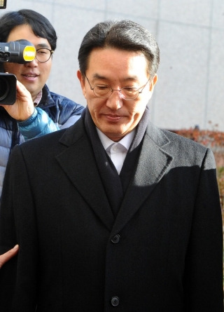 해운대 '엘시티' 사업 비리에 연루된 혐의를 받고 있는 현기환 전 청와대 정무수석이 피의자 신분으로 조사를 받기 위해 29일 오전 부산지검으로 출석하고 있다. /사진제공=뉴스1