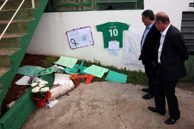 [사진=샤페코엔시 홈구장을 찾은 겔손 메리시오 주의원(출처=겔손 메리시오 페이스북)]