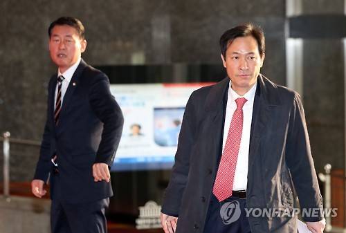 탄핵대오 균열?      (서울=연합뉴스) 이정훈 기자 = 더불어민주당 우상호 원내대표가 1일 오전 국회 본청에서 새누리당 비박계 황영철 의원을 우연히 만나 대화한 뒤 돌아서고 있다.