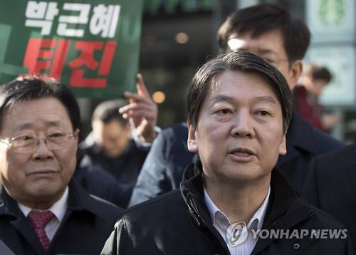 질문에 답하는 안철수 전 대표      (서울=연합뉴스) 윤동진 기자 = 국민의당 안철수 전 대표가 1일 오후 서울 중구 더익스체인지서울 앞에서 열린 박근혜 대통령 퇴진 촉구 서명운동에서 취재진의 질문에 답하고 있다.