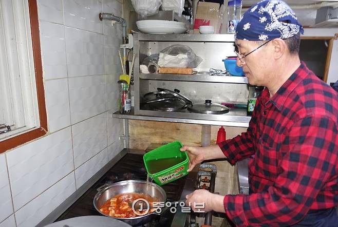 볶은 김치에 문어 삶은 물을 붓는다. ‘수산항’ 도치알탕 맛의 비밀이다.