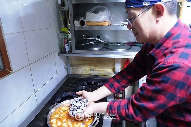 손질해 놓은 도치 살을 탕에 넣는 강원남 사장.