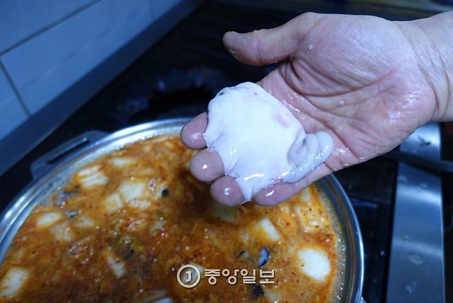도치알탕 맛의 두 번째 비밀은 애를 손으로 으깨서 국물에 푸는 것이다. 산지에선 다 이렇게 조리한다.