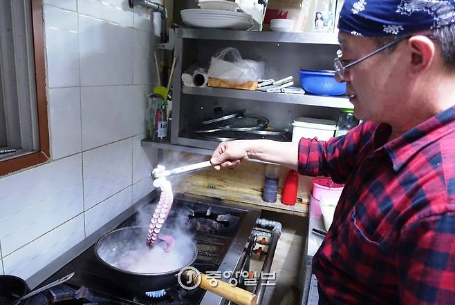산 문어 다리를 삶는 강원남 사장. 문어 숙회는 삶는 시간이 중요하다.