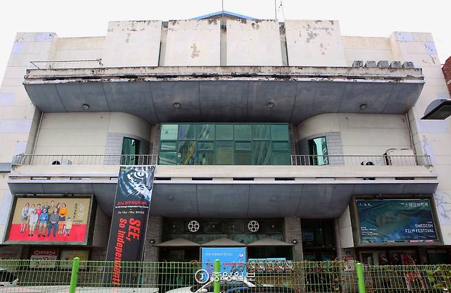 광주극장 정면 모습. 낡은 콘크리트 건물.