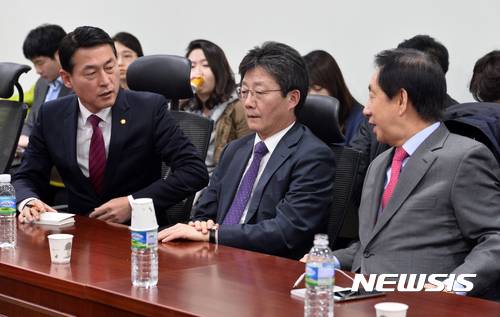 【서울=뉴시스】배훈식 기자 = 새누리당 황영철(왼쪽부터), 유승민, 김성태 의원이 4일 오후 서울 여의도 국회 의원회관에서 열린 비상시국위원회 대표자, 실무자 연석회의에 참석해 대화하고 있다. 2016.12.04.   dahora83@newsis.com