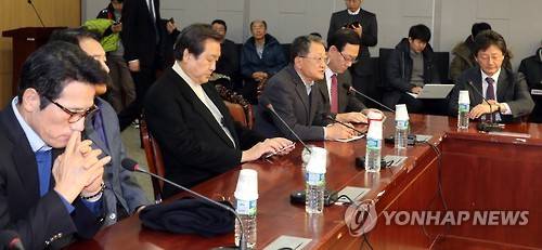 비상시국회의 '심각'      (서울=연합뉴스) 배재만 기자 = 새누리당 김무성 전 대표, 유승민 의원 등이 4일 오후 국회 의원회관에서 열린 비상시국회의 전체회의에서 심각한 표정을 짓고 있다.     scoop@yna.co.kr