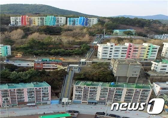 부산 동구 좌천동 경사형 엘리베이터(부산 동구청 제공) 2016.12.5/뉴스1 © News1
