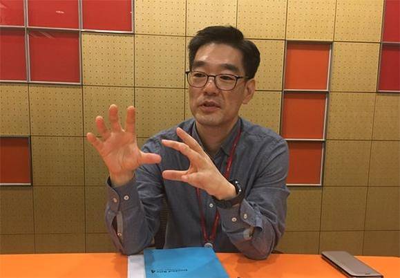 이태훈 컨버전스사업본부 디바이스제품기획2팀장이 누구의 언어처리 알고리즘에 대해 설명중이다. /김범수 기자