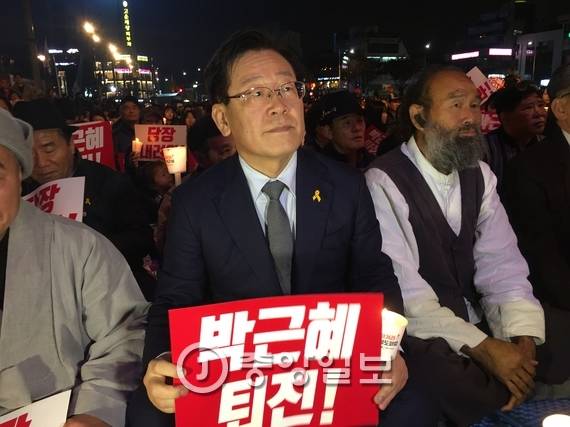 지난 11월19일 광주에서 열린 촛불집회에 참여한 이재명 성남시장. 오종찬 기자