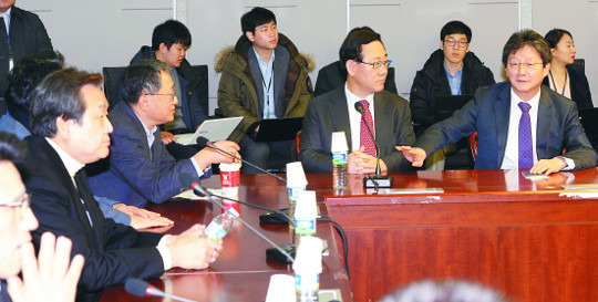 새누리당 비상시국위원회 소속 의원들이 4일 오후 국회 의원회관에서 9일로 예정된 박근혜 대통령 탄핵안 표결 대책을 논의하고 있다. 이들은 박 대통령의 입장 표명과는 상관없이 비상시국위 소속 의원 전원이 탄핵 투표에 참여키로 결정했다. 왼쪽부터 정병국 의원, 김무성 전 대표, 김재경 주호영 유승민 의원. 김지훈 기자