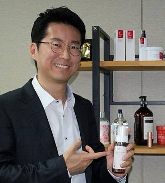 실리콘투 김성운 대표가 성남시 판교 본사에서 수출 주력 화장품에 대해 소개하고 있다.