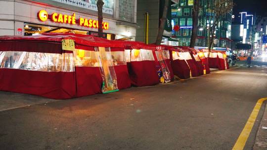 종로 3가의 유명 Y,P,H어학원들이 몰려있는 골목의 포장마차들. 이 곳은 대부분 점심시간 이후부터 영업 준비를 시작해 오후 2시부터 문을 연다. /정가람기자