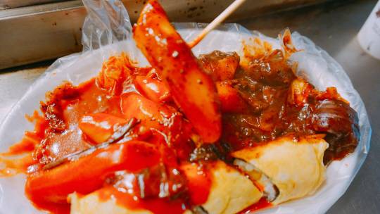 분식의 정석 ‘김떡순 세트’ 납시오~ 세트라는 이름에 걸맞게 세가지 메뉴를 함께 버무려 준다. 따로 먹는 것을 선호한다면 말씀드리면 된다. 하지만 버무려먹는게 또 꿀맛이지!/정가람기자