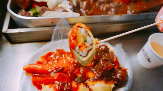 이 곳의 별미는 바로 ‘계란 김밥’이다. 꼬마 김밥보다는 크고 일반 김밥보다는 작은 사이즈. 숭덩숭덩 썰어서 한 입에 꽉차는 크기지만 맛은 정말 감동적이었다! 아쉬울 정도! 세트는 3,000~4000원. /정가람기자