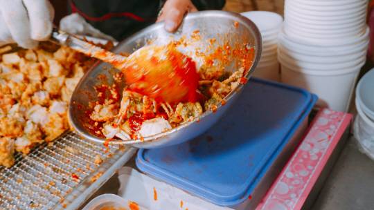 자 다 튀겼으니 이제 ‘휘끼휘끼~’. 가장 설레는 지금 이 순간. 어서 내 입 속으로 들어오렴/정가람기자