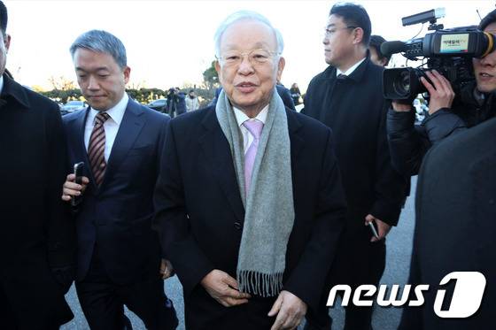 손경식 CJ그룹회장이 6일 오전 국회에서 열릴 ‘박근혜 정부의 최순실 등 민간인에 의한 국정농단 의혹 사건 진상 규명을 위한 국정조사 특별위원회’ 1차 청문회에 출석하기 위해 차량에서 내려 국회로 들어가고 있다. 2016.12.6/뉴스1 © News1 사진공동취재단