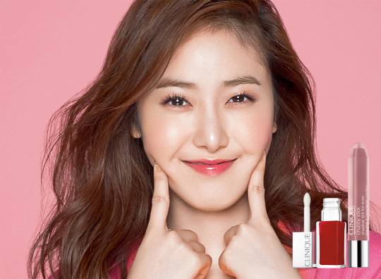 핑크 골드펄 섀도우로 입술 중앙에 포인트를 준 신비