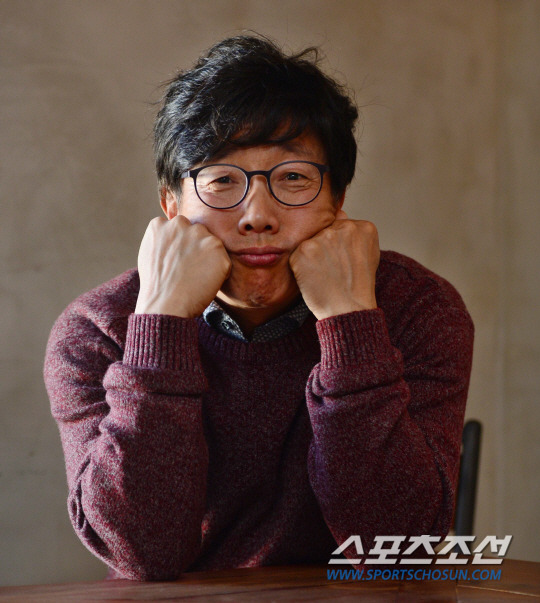 영화 '커튼콜'의 주인공 박철민이 서울 신사동의 한 카페에서 인터뷰에 앞서 포즈를 취하고 있다.  '커튼콜'은 문 닫을 위기에 처한 삼류 에로 극단이 마지막 작품으로 정통 연극 '햄릿'을 무대에 올리면서 예상치 못한 위기와 돌발 상황 속에 좌충우돌 무대를 완성해가는 라이브 코미디 영화다.  김경민 기자 kyungmin@sportschosun.com /2016.12.06.