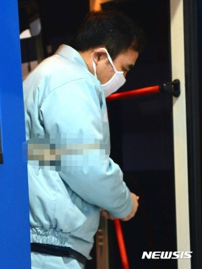 '포승줄에 묶인 실세차관.' 김종 전 문체부 차관이 지난달 29일 오후 검찰 조사를 받기 위해 호송차에서 내려 서울 서초구 서울중앙지방검찰청으로 들어가고 있다. [사진=뉴시스]