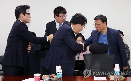 인사하는 비상시국위      (서울=연합뉴스) 배재만 기자 = 새누리당 정병국 의원(왼쪽) 등이 6일 오전 국회 의원회관에서 열린 비상시국위원회 대표자-실무자 연석회의에서 인사하고 있다. 왼쪽부터 정병국, 이종구, 권성동, 신상진.