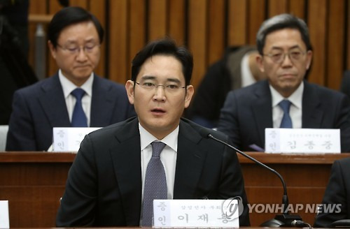 지난해 12월 국회에서 열린 최순실 국정농단 의혹 진상규명을 위한 국정조사 특위 1차 청문회에서 의원들의 질문에 답변하고 있는 이재용 삼성전자 부회장 [연합뉴스 자료사진]