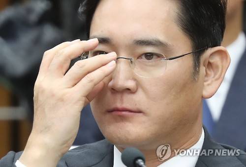 이재용 삼성전자 부회장이 지난해 12월 6일 오후 국회에서 열린 최순실 국정농단 의혹 진상규명을 위한 국정조사 특위 1차 청문회에서 증인으로 출석해 안경을 고쳐쓰고 있는 모습. [연합뉴스 자료사진]