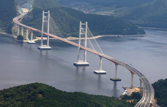 경남 마산 앞바다를 가로지르는 마창대교 전경. 감사원 점검 결과, 주탑에 수십개 균열이 생기는 ‘중대결함’이 발생한 것으로 드러났다. 경남도 제공