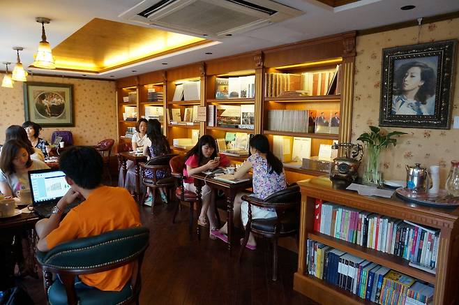 장아이링 북카페에서는 그녀의 열혈팬 `장미`들을 볼 수 있다.