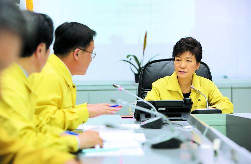 박근혜 대통령이 세월호 참사 당일인 2014년 4월 16일 오후 정부서울청사 내 중앙재난안전대책본부를 방문해 관계자로부터 관련 보고를 받고 있다.청와대 제공