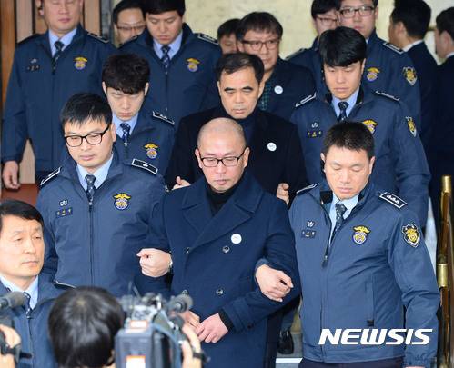 【서울=뉴시스】박진희 기자 = 7일 오전 국회에서 열린 최순실 국정농단 의혹 진상규명을 위한 국정조사 특위 2차 청문회에서 차은택 전 창조경제추진단장, 김종 전 차관, 송성각 콘텐츠진흥원장이 호송관에 둘러싸여 청문회장에 입장하고 있다. 2016.12.07.   photo@newsis.com