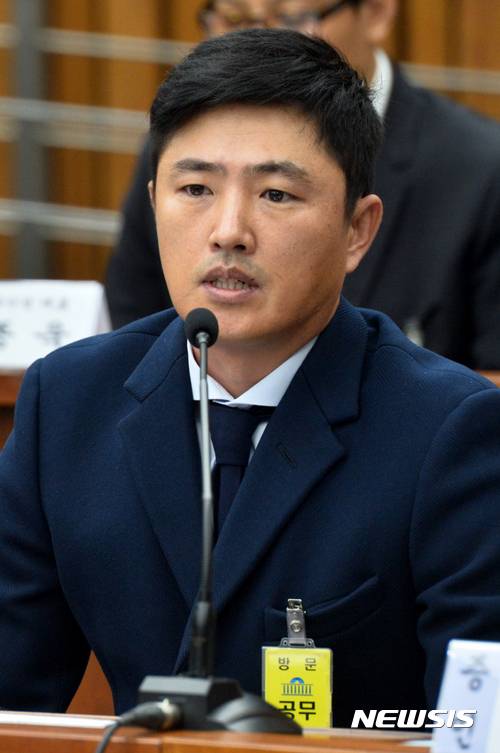 【서울=뉴시스】배훈식 기자 = 고영태 전 더블루케이 이사가 7일 오전 서울 여의도 국회에서 열린 '박근혜 정부의 최순실 등 민간인에 의한 국정농단 의혹 사건 진상규명을 위한 국정조사특별위원회' 국정조사 2차 청문회에 증인으로 출석해 답변하고 있다. 2016.12.07.   dahora83@newsis.com