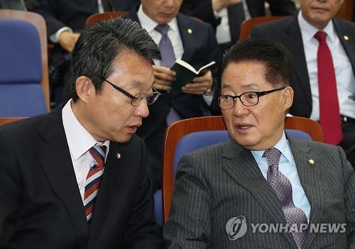 얘기하는 박지원과 김성식       (서울=연합뉴스) 김현태 기자 = 7일 오전 국회 본청에서 열린 국민의당 의원총회에서 박지원 원내대표(오른쪽)와 김성식 정책위의장이 얘기하고 있다.