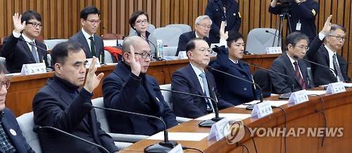 2016년 12월 7일 국회에서 열린 최순실 국정농단 의혹 진상규명을 위한 국정조사 특위 2차 청문회에서 출석한 증인들. 뒷줄에 앉아 손을 들고 있는 인물이 이종욱 KD코퍼레이션 공동대표. [연합뉴스 자료사진]