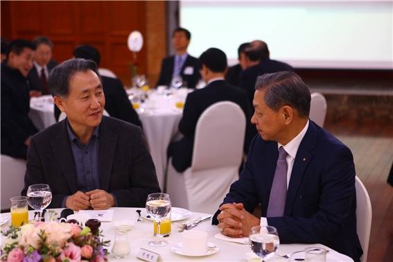 이형우 대표(좌측)과 주명건 명예이사장(우측)