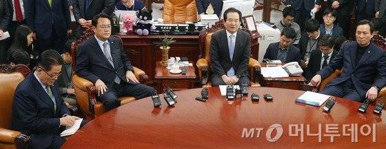 8일 오전 서울 여의도 국회의장실에서 열린 국회의장-3당 원내대표 회동에서 정세균 국회의장과 3당 원내대표가 논의를 하고 있다.  이날 회동은 야당들이 발의한 탄핵소추안에서 '세월호 7시간' 내용을 제외할지, 표결 당일 국회 경내를 개방할지, 의원들에게 투표 인증사진을 허용할지 등이 주요 의제다. 왼쪽부터 박지원 국민의당 원내대표, 정진석 새누리당 원내대표, 정세균 국회의장, 우상호 더불어민주당 원내대표. 2016.12.8/뉴스1   <저작권자 © 뉴스1코리아, 무단전재 및 재배포 금지>