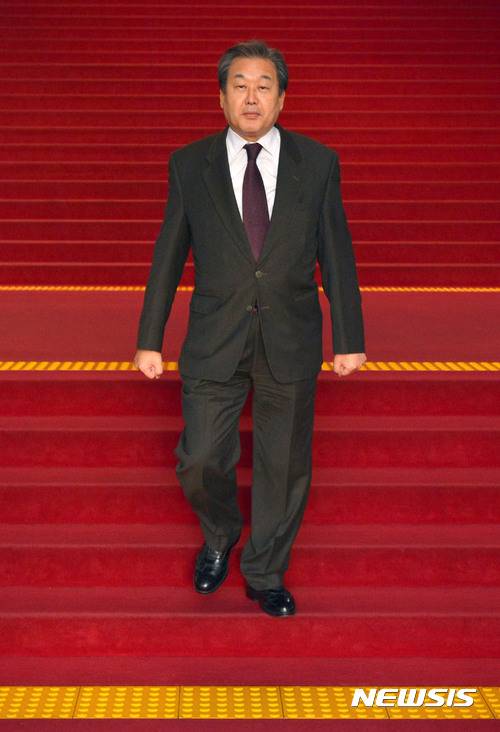 【서울=뉴시스】박진희 기자 = 새누리당 김무성 전 대표가 8일 오전 서울 여의도 국회에서 열린 비상시국위원회 모임 장소로 향하고 있다. 2016.12.08.   pak7130@newsis.com