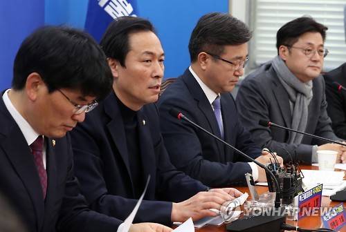 민주당 '탄핵 부결시 전원 의원직 사퇴'      (서울=연합뉴스) 이정훈 기자 = 더불어민주당 우상호 원내대표가 8일 오전 국회에서 열린 정책조정회의에서 발언하고 있다.