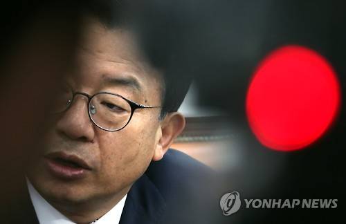 이정현 "탄핵 중단하고"      (서울=연합뉴스) 배재만 기자 = 박근혜 대통령에 대한 탄핵표결을 하루 앞둔 8일 오전 새누리당 이정현 대표가 국회에서 열린 최고위원 간담회에서 "지금이라도 박근혜 대통령 탄핵안을 중지시키고 4월 사임, 6월 대선으로 가는 부분에 대해서 국회가 한 번 더 생각해 볼 필요가 있다"고 밝히고 있다.