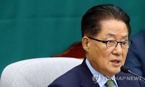 '세월호 7시간' 탄핵안 포함 관련 발언하는 박지원      (서울=연합뉴스) 황광모 기자 = 국민의당 박지원 원내대표가 8일 오전 국회에서 열린 의원총회에서 '세월호 7시간' 탄핵안 포함과 관련한 입장을 말하고 있다.