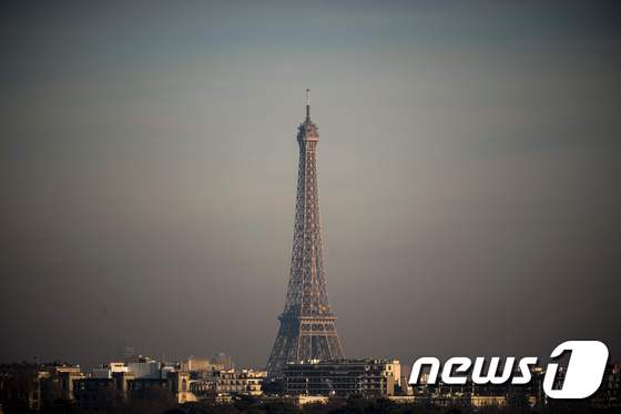 8일(현지시간) 10년 만의 최악의 겨울 스모그에 휩싸인 프랑스 파리의 에펠탑. © AFP=뉴스1