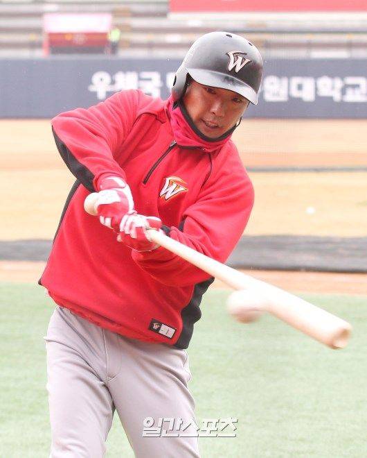 지난 3월 kt와의 시범경기에 앞서 훈련을 하고 있는 조동화의 모습. 양광삼 기자