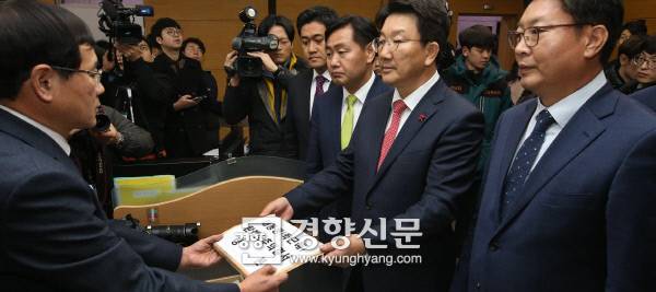 탄핵소추의결서 전달 박근혜 대통령 탄핵 소추위원인 권성동 국회 법제사법위원장(오른쪽에서 두번째)이 9일 오후 탄핵소추의결서 정본을 서울 종로구 헌법재판소에 제출하고 있다. 김영민 기자