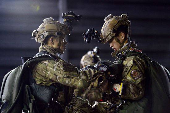 선임 CCT 요원이 후임요원의 강하 장비를 꼼꼼히 살피고 있다.