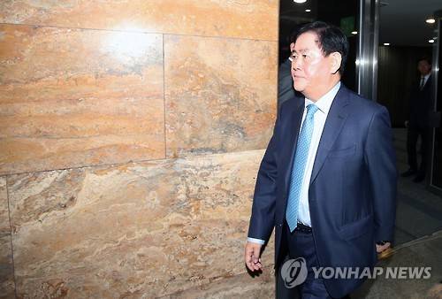 새누리당 최경환 의원이 박근혜 대통령 탄핵소추안이 가결된 2016년 12월 9일 오후 국회 본회의장에서 나오고 있다. [연합뉴스 자료사진]